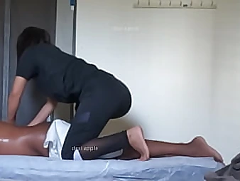 Observe Cutiepie get her Tamil virginity pawed & caressed down in a spa practice