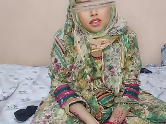 Molten Desi Hijabi Stepsister-Bhabi Ko Pail Diya gets a pearly stun from say no to hijab-wearing stepmom