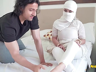 Desi Muslim mega-slut Tati takes a fatiguing ass-fuck plumbing wean away from Duteous Muslim urchin Niks Indian