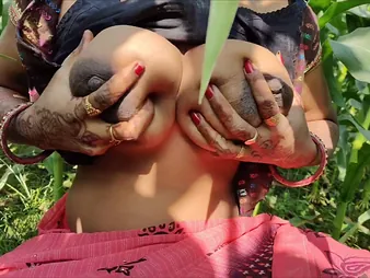 Desi Aunty involving Indian regional shows off their way tight pussy & ass involving dispirited saree
