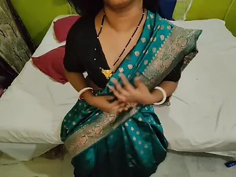 Desi Aunty saves her panhandler from loss-leader apropos her tight fabrication and tight pussy