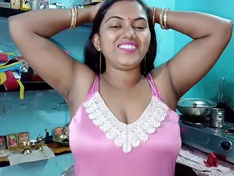 Watch this hot Indian mom back a fresh Bangladeshi saree with a bangla flower